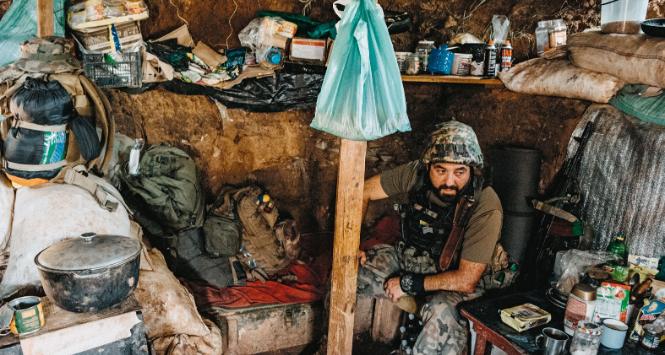 Ukraiński żołnierz w okopach w okolicy Bachmutu.