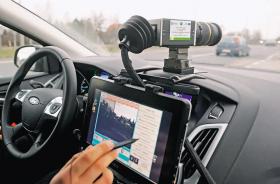 Nieoznakowany Ford Mondeo z fotoradarem.