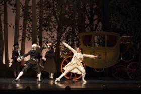 Tancerze Polskiego Baletu Narodowego stwarzyli na scenie atmosferę wykwintności.