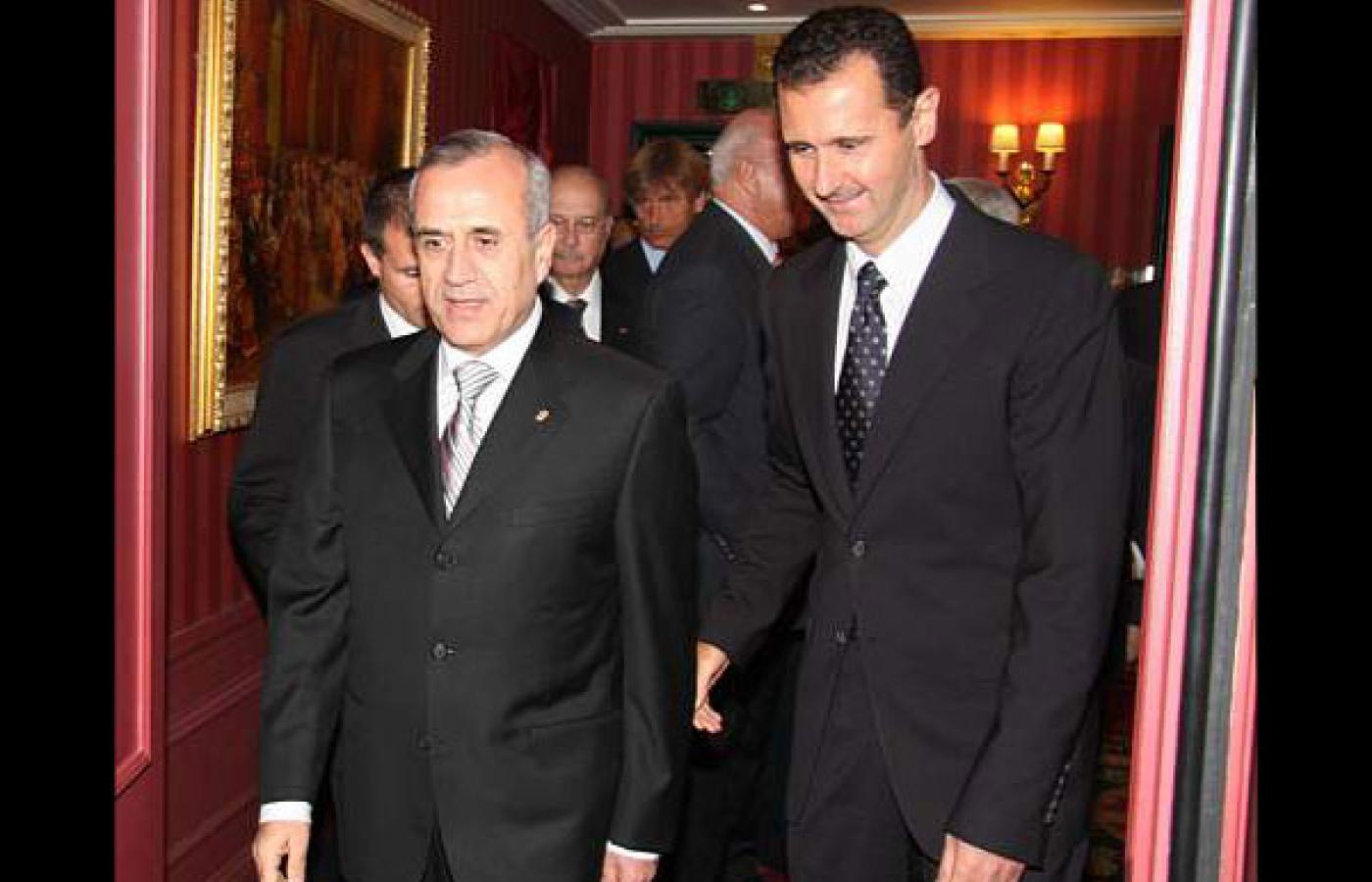 Prezydent Libannu Michel Sulejman (z lewej) ręka w rękę z prezydentem Syrii Basharem Al-Assadem. Fot. UPI Photo/Dalati & Nohra