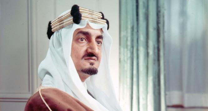 Oficjalne zdjęcie portretowe władcy w tradycyjnym nakryciu głowy, lata 60.