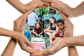 Piknik wielokulturowy Fundacji Batorego. Splecione dłonie to jeden z symboli NGO.