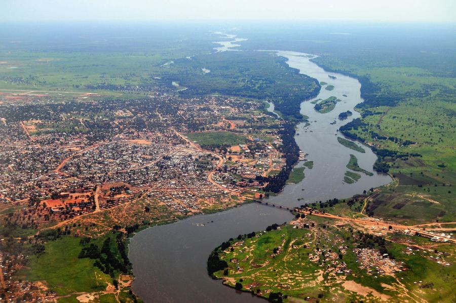 Widok z lotu ptaka na Dżubę, stolicę Sudanu Południowego, leżącą nad Nilem Białym.