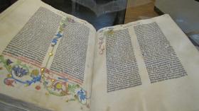 Pierwsza drukowana (kolorowana) Biblia Gutenberga z Moguncji, ok 1455 r.