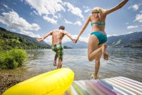 Woda i góry Obecność wielkiego jeziora sprawia, że wakacyjna oferta turystyczna niejako skupia się wokół niego. Wędrówki czy przejażdżki rowerem na szlakach wzdłuż linii brzegowej Zeller See to najbardziej oczywiste propozycje. Można się tu także wykąpać, popływać statkiem czy choćby poćwiczyć jogę na deskach do, modnego ostatnio w tej części świata, stand up paddlingu. W ofercie są również edukacyjne wycieczki, których tematem bywa prąd wytwarzany przy pomocy wody czy wysokogórskie zbiorniki retencyjne.