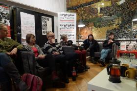 Spotkanie w trójmiejskiej siedzibie Krytyki Politycznej. W okularach Krzysztof Buja, chłopak pod ścianą: Paweł z grupy Samba Rhythms of Resistance