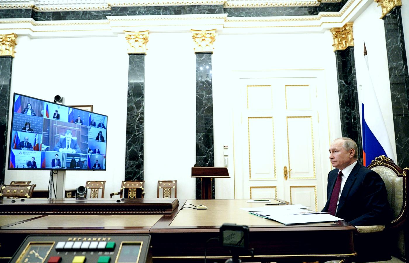 Wielki ekran, lekko zachrypnięty Władimir Putin i długa checklista czynowników do odpytania.