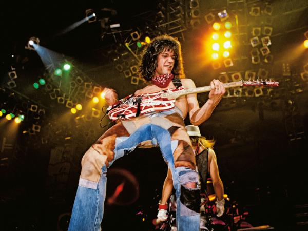 „Eddie najszczęśliwszy bywał w samotności, ze swoją gitarą”.