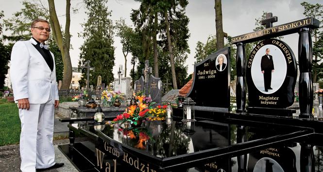 Tadeusz Walewacz przed własnym nagrobkiem