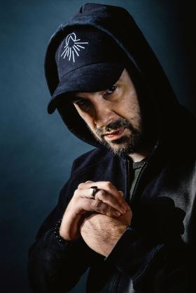 Jakub Żulczyk w pewnym sensie okazał się prorokiem. Na kartach „Ślepnąc od świateł” dało się wyczuć pomroki nadciągającej apokalipsy, zła, które ogarnia, obezwładnia i nie daje za wygraną.