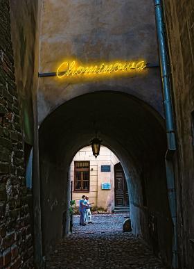 Neon „Chominowa”, czyli nazwisko lwowskiej szmalcowniczki, która zadenuncjowała poetkę Zuzannę Ginczankę.