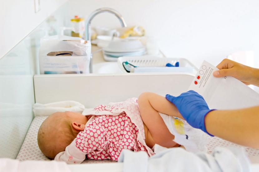 Sceptycy ostrzegają: masowe testy niemowlaków mogą prowadzić do niejednoznacznych ustaleń i fałszywych diagnoz.
