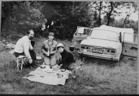 7 września 1977, Szymborska do Filipowicza:Już pewnie otoczony jesteś gronem pań skłonnych do uszczęśliwienia Cię na wszystkie sposoby. Odejdź więc na chwilę na bok i przeczytaj tę karteczkę, w której komunikuję Ci, że myślę o Tobie z wyjątkowym uczuciem i że ostrężyny na targu kosztują tu 40 zł 382 383 litr!