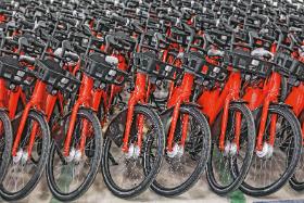 Elektryczne rowery z miejskiej wypożyczalni Mevo. Niebawem będzie można nimi jeździć w Trójmieście.