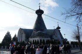 Obywatele RP pod lokalną cerkwią rozciagnęli długi baner „Tu są granice przyzwoitości”.