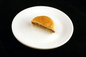 Cheeseburger. 75 gram = 200 kalorii