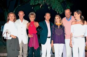 Klan Bismarcków w hiszpańskiej Marbelli: książę Ferdinand (drugi z prawej), senior rodu, obok hrabia Carl-Eduard, pierworodny syn, z żoną Celią (trzecia z prawej), dalej księżna Elisabeth, małżonka Ferdinanda, następnie hrabia Gottfried, młodszy z synów (drugi z lewej)