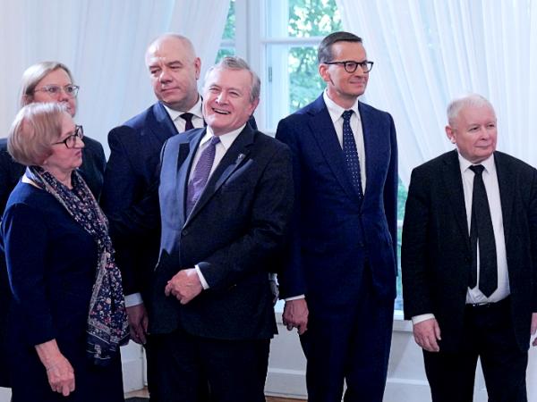 Uroczystość wręczenia orderu Orła Białego Antoniemu Macierewiczowi. Od prawej: Jarosław Kaczyński, premier Mateusz Morawiecki i jego zastępcy: Piotr Gliński i Jacek Sasin