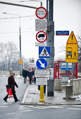 To nie indiański totem, tylko słup ze znakami (w tym informującym o pieszych) przed przejściem przez Aleję Solidarności w Warszawie.