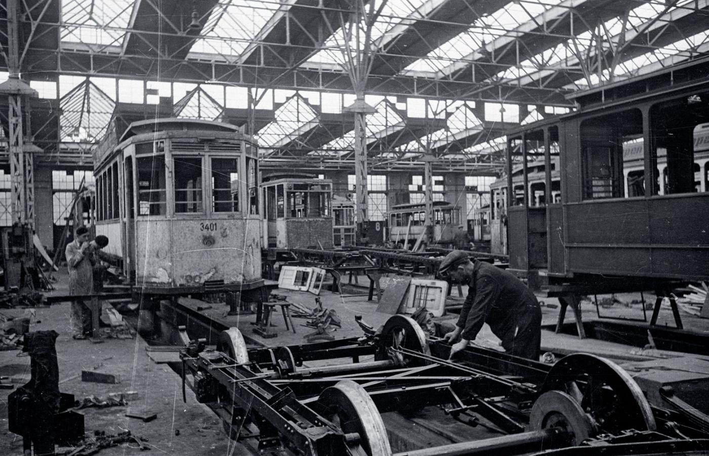 Państwowa Fabryka Wagonów we Wrocławiu, budowa tramwajów dla Warszawy, 1947 r.