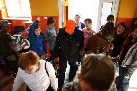 Urzędach i szkołach.