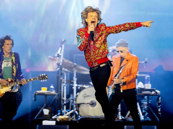 Mick Jagger, Ronnie Wood i Keith Richards z The Rolling Stones na scenie podczas Stones Sixty Europe 2022 Tour w Johan Cruijff Arena 7 lipca 2022 r., Amsterdam