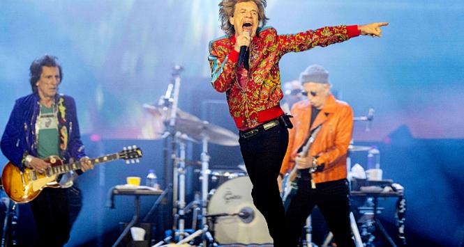 Mick Jagger, Ronnie Wood i Keith Richards z The Rolling Stones na scenie podczas Stones Sixty Europe 2022 Tour w Johan Cruijff Arena 7 lipca 2022 r., Amsterdam