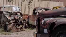 Wraki aut, pamiętających głęboki wiek XX.