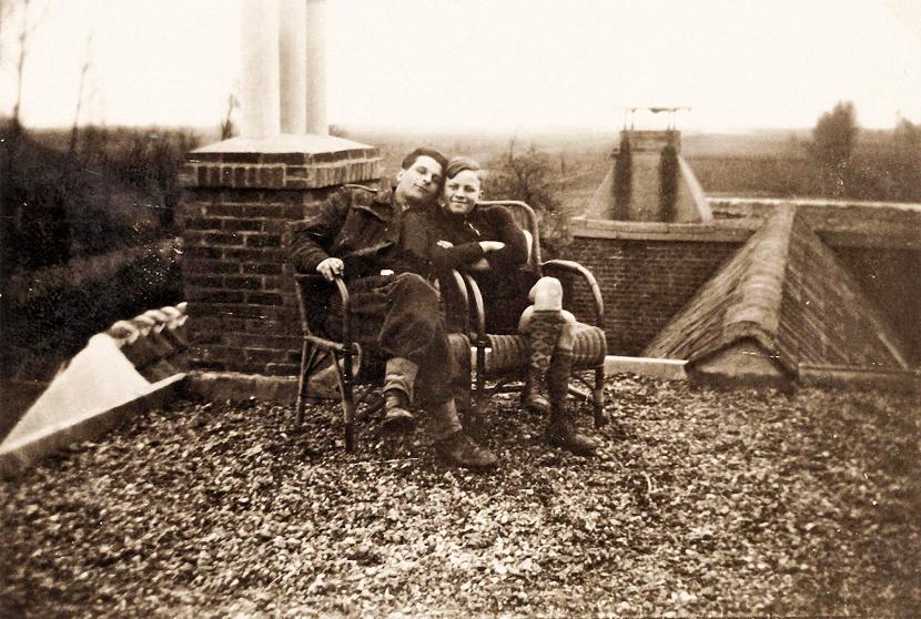 Henryk Rećko (po lewej) na dachu swego domu w Dongen. Obok, syn państwa Snels – Cornel.