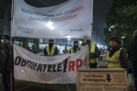 „Nieposłuszeństwo obywatelskie da się rozszerzyć i uniezależnić od bezpośrednich akcji protestacyjnych, które wymuszają na władzy raptem tyle, że prawo do protestu jest szanowane”.