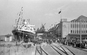 Dworzec Morski w Gdyni w latach 30., obok zacumował transatlantyk M/s „Piłsudski”.
