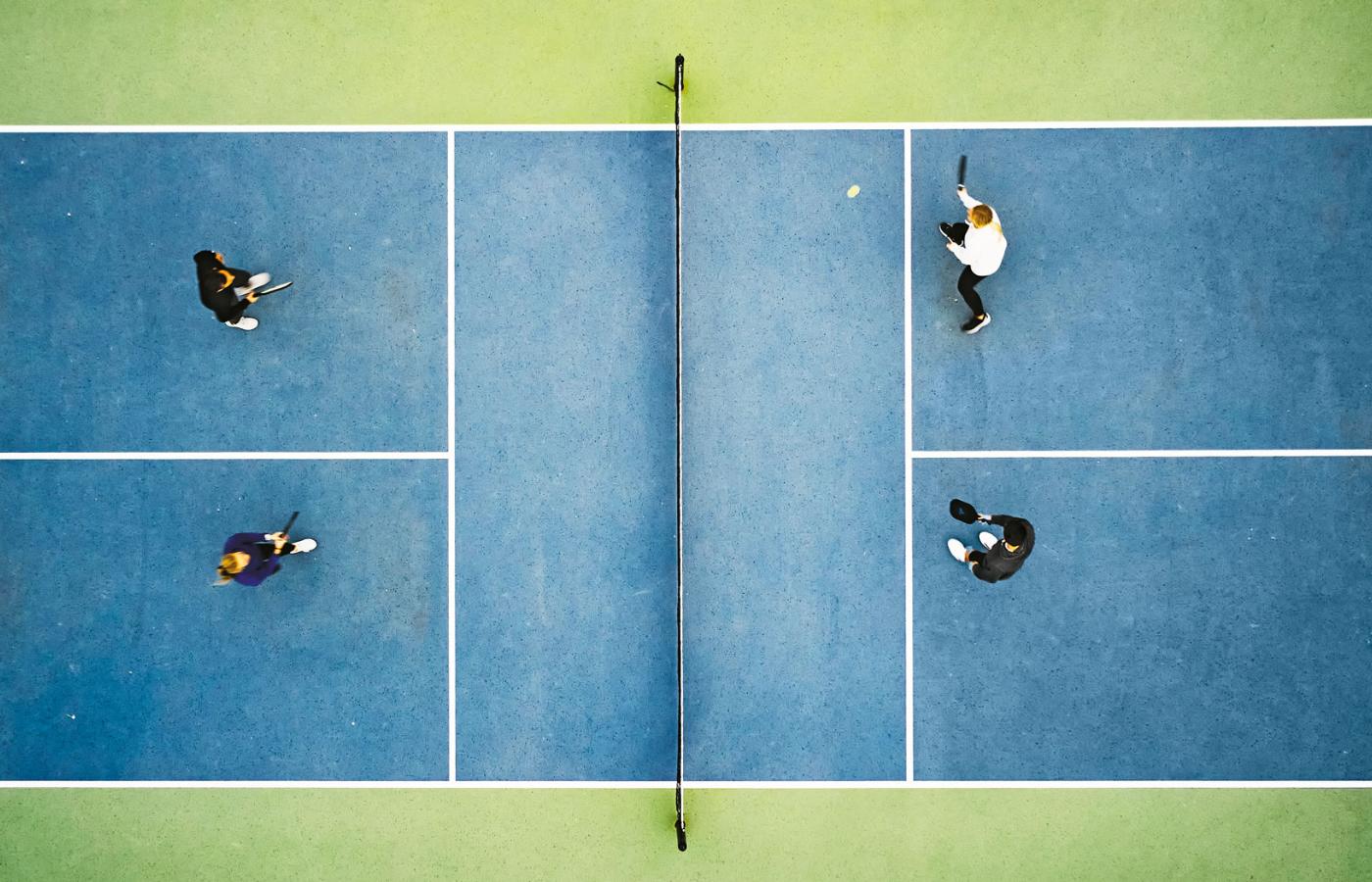 Boisko do pickleballa jest z grubsza takie jak do badmintona, siatka jak do tenisa.