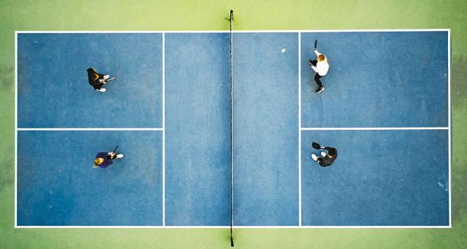 Boisko do pickleballa jest z grubsza takie jak do badmintona, siatka jak do tenisa.