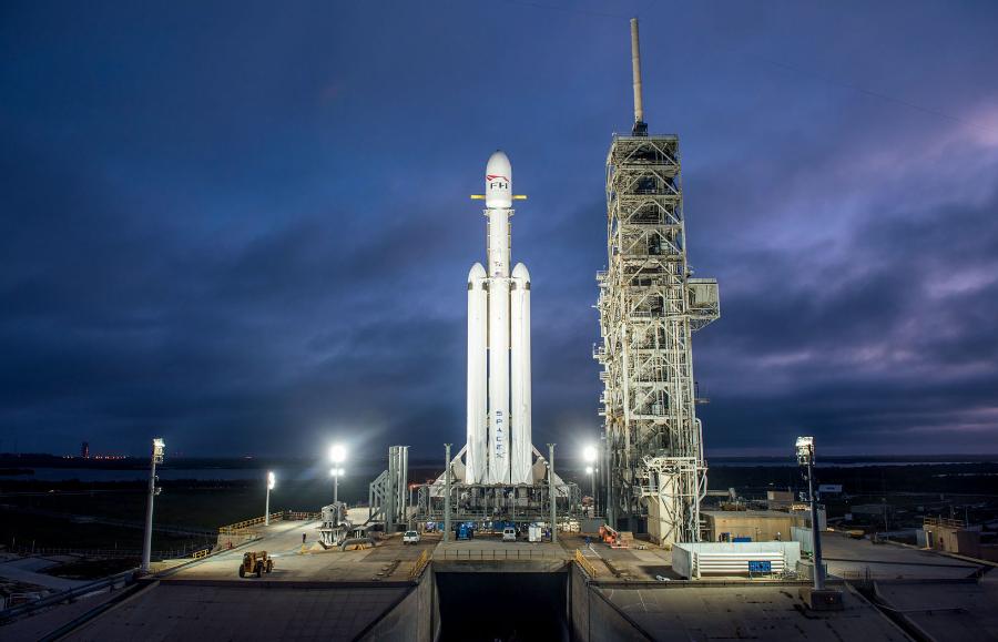 Rakieta Falcon Heavy firmy SpaceX gotowa do startu na wyrzutni.