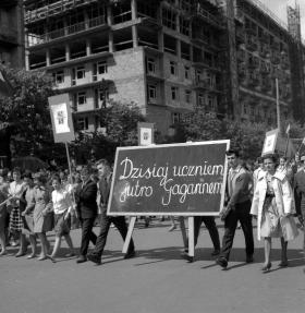 W dzisiejszej szkole też nie ma mowy o obowiązku uczestnictwa w pochodach pierwszomajowych. Na fot. Warszawa, 1963 r.