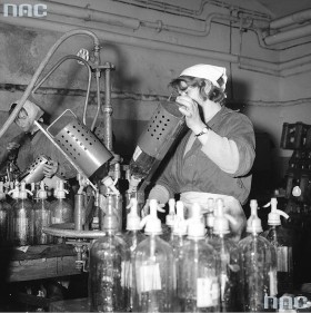 SYFON z wodą gazowaną - atrakcja letniego przyjęcia w domu, ale i dworcowej restauracji. Wymagał napełnienia w specjalistycznym punkcie, takim jak ten w latach 60. XX w. Później pojawiły się syfony na naboje.