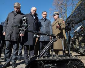 Minister Antoni Macierewicz i prezydent Andrzej Duda wizytują 2 Mazowiecki Pułk Saperów w Kazuniu Nowym.