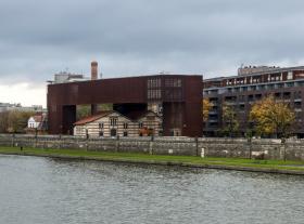 Choć Wisła niemal centralnie przepływa przez Kraków, trudno przyjąć, że miasto się ku niej zwraca. Dopiero inwestycje ostatnich kilku lat powoli niwelują to oddalenie, a Cricoteka, obok kładki dla pieszych, może w tym procesie odgrywać ważną rolę.