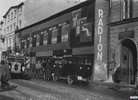 W latach 30. o czytośc ubrań dbał proszek „Radion”. Ten produkt królował w drogeriach dzieki pomysłowym reklamom.