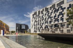 Najbardziej wysunięty na północ kampusu budynek stworzyła hiszpańska pracownia Barcelona's Estudio Carme Pinos S. L. Geometryczna fasada budynku charakteryzuje się interesującą kompozycją okien w kształcie równoległoboków, która przypomina nieco planszę do gry w 'Tetris'.  Rozmieszczone na nich aluminiowe okiennice chronią pomieszczenia przed światłem, jednocześnie nadając budynkowi niepowtarzalny charakter.