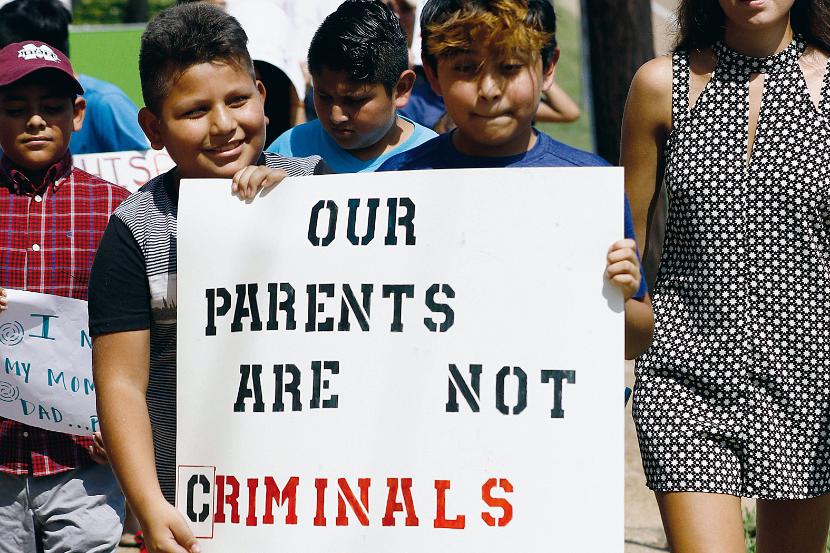 Dzieci aresztowanych imigrantów protestują: „Nasi rodzice nie są przestępcami”.