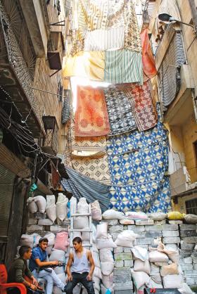 Bojownicy Wolnej Syryjskiej Armii przy barykadzie na ulicy w Aleppo, maj 2013. Kurtyna ma chronić przed ogniem snajperów.