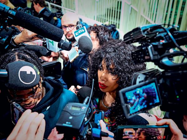 Modelka Marysthell Polanco z Dominikany odpowiada na pytania dziennikarzy po procesie Silvio Berlusconiego.