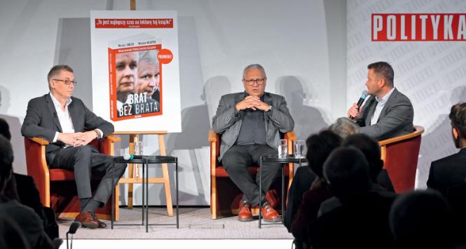 Autorzy książki „Brat bez brata” Mariusz Janicki i Wiesław Władyka oraz prowadzący spotkanie Jarosław Kuźniar.