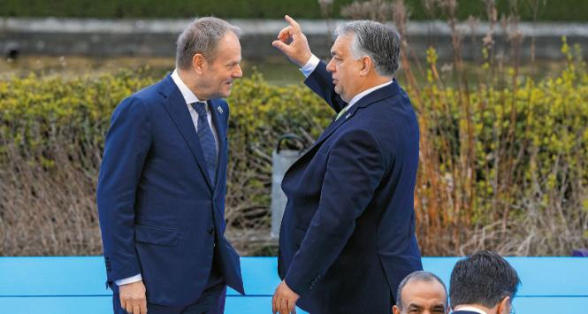 Trudno o wyraźniejszy kontrast dwóch opcji ustrojowych, dwóch kompletnie odmiennych wizji praworządności, roli Unii Europejskiej, a nawet dwóch wizji świata, jakie dziś ucieleśniają Orbán i Tusk.