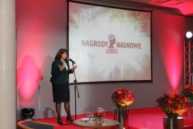 Laureatom gratulowała prof. Barbara Kudrycka, minister nauki i szkolnictwa wyższego.