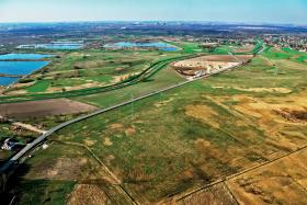 Pola w Brzegach. Teren, na którym planowana jest msza, choć rozległy, z każdej strony ma jakieś krytyczne ograniczenie.