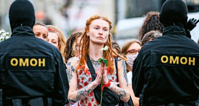 Protestujących oburza między innymi to, że ich ojczyzna – właśnie z winy trzymającego się władzy Łukaszenki – jest przez świat postrzegana jako zapadła dziura.