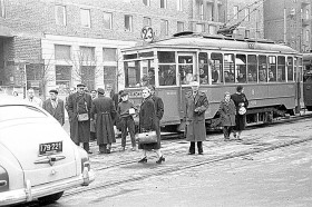Warszawska ulica w 1959 r. Prawie jak przed wojną.