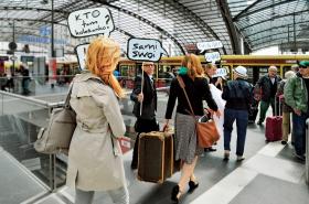 Poranek na berlińskim dworcu; z tabliczką „Sami swoi” Jacek Głaszcz, aktor i organizator imprez kulturalnych dla osób z pociągiem do polskiej kultury